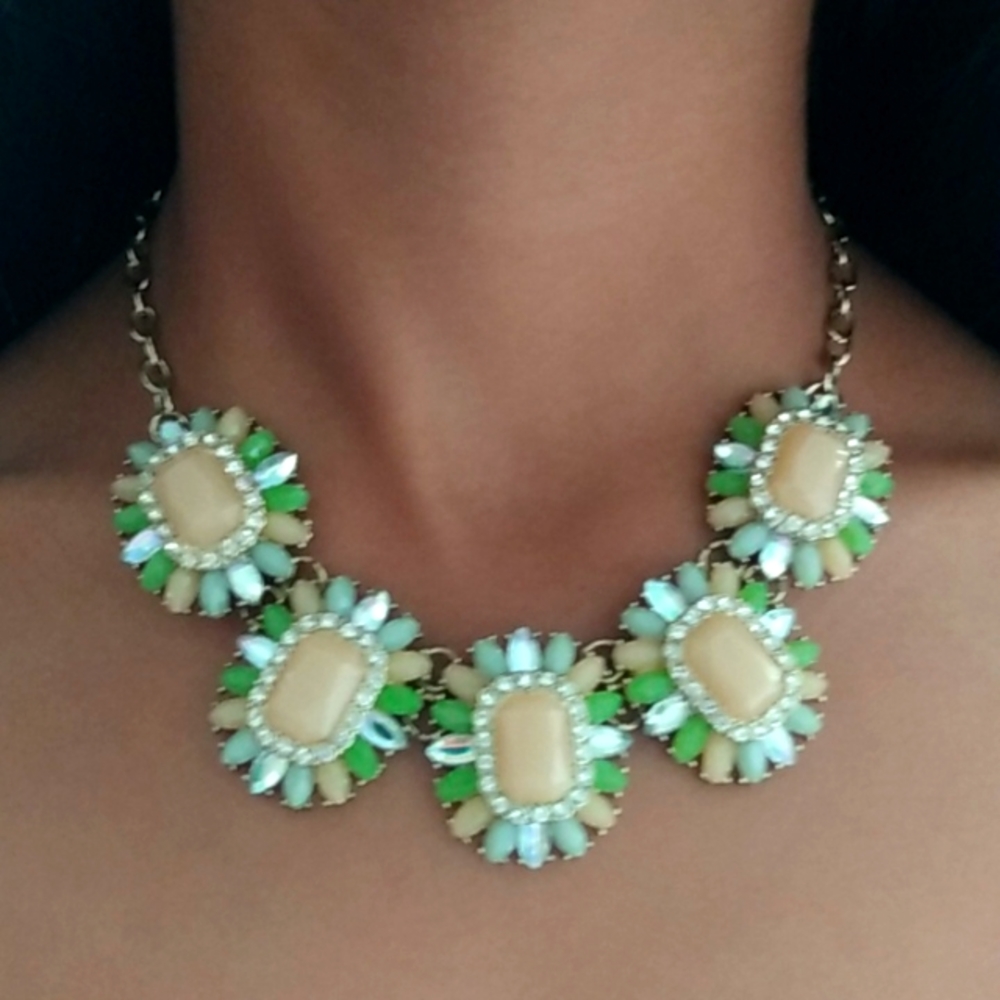 Stunning Flower Choker Necklace in Beige Green and Gold
